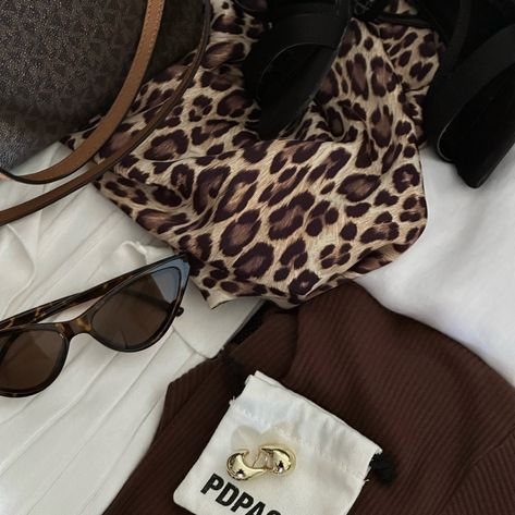 Leopard vibes ☀️🐆 Leapord Print 2000s, Leopard Moodboard, White And Brown Aesthetic, Gold Brunette, Leopard Print Aesthetic, Animal Print Aesthetic, Brown Vibe, Leopard Clothes, Leopard Aesthetic