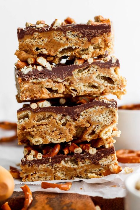 Peanut Butter Chex Bars - Fit Foodie Finds Chex Cereal Recipes, Chex Cereal Bars, Chex Bars, Peanut Butter Chex, Easy Protein Bars, Snickers Protein Bar, Snickers Bars Recipe, Peanut Butter Cereal Bars, Gluten Free Chex