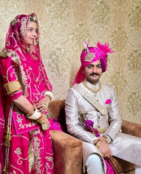 Rajputi Groom, Rajputi Couple Photoshoot, Peshwai Look For Wedding Couple, Rajasthani Groom, Rajput Poshak, Groom Wedding Jewellery, Rajputi Culture, Rajasthani Poshak, New Bridal Dresses