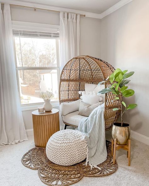 Podcast Corner, Boho Reading Nook, Sunroom Seating, Book Corner Ideas Bedroom, Boho Vanity, Beachy Boho Bedroom, Book Club List, Cozy Reading Corner, Reading Nook Ideas