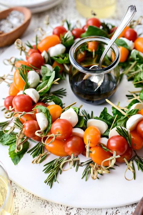 Holiday Caprese, Caprese Wreath, Salad Christmas, Garden Lunch, Caprese Salad Skewers, Stomach Rumbling, Ensalada Caprese, Appetizer Party, Tomatoes Mozzarella