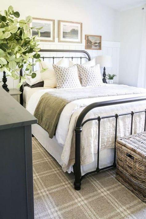 Guest Room With Metal Bed, Bedroom Inspirations Metal Bed Frame, Iron Bed Frame Bedroom Decor, Vintage Modern Bedroom Ideas, Bedroom With Metal Bed Frame, Metal Bed Frame Bedroom Ideas Vintage, Vintage Guest Bedroom Ideas, Iron Beds Bedroom Decorating Ideas, Metal Bed Frame Bedroom Ideas