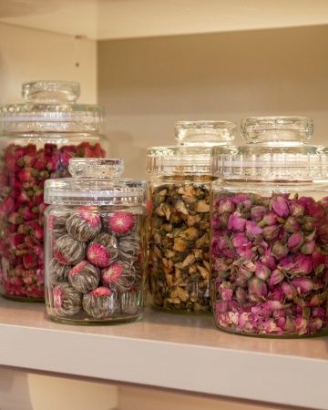 Floral Teas in a Jar Tea Display, Berry Tea, Blooming Tea, Fotografi Vintage, Tea Bar, Flower Tea, Floral Tea, Jar Gifts, Loose Tea