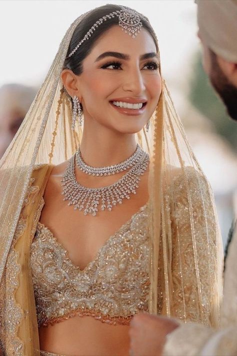 Indian Brides Jewelry, Isha Ambani, Bridal Accesories, Bridal Indian, Lehenga Jewellery, Latest Bridal Lehenga, Indian Bride Outfits, India Style, Bridal Makeup Natural