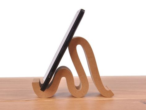 Wooden Phone Holder, Wood Phone Holder, Wood Phone Stand, Diy Recycled Projects, Drukarka 3d, Wood Craft Projects, Wood Projects That Sell, Diy Wall Art Decor, Wood Shop Projects