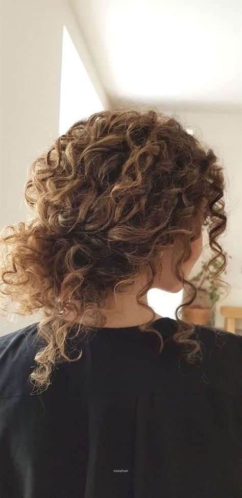 This year curly natural hair reigns supreme. Bridal curly hair updo by ossahair. #hairstyles Everyday Hairstyles, Curled Updo, Curly Hair Updo, Curly Girl Method, Natural Hair Updo, Girl Short Hair, Curly Girl, العناية بالشعر, Up Girl