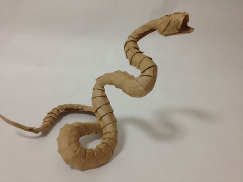 I Asped When I Saw These Incredible Origami Snakes #origami #papercraft #diy #craft #paper Origami Snake, Snake Crafts, Origami Artist, Paper Mache Animals, Origami Dragon, Origami Fish, Cardboard Sculpture, Paper Craft Ideas, Paper Collage Art