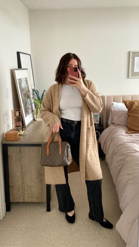 Beige Duster Cardigan Outfit, Tan Duster Cardigan Outfit, Beige Knit Cardigan Outfit, Styling Long Cardigans, Lightweight Cardigan Outfit, Beige Cardigan Outfit, Tan Cardigan Outfit, Duster Cardigan Outfit, Cream Cardigan Outfit