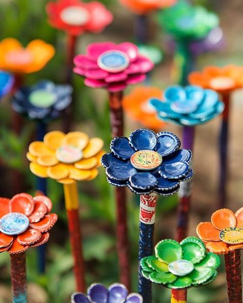 Transform boring bottle caps into stunning garden decor with this easy guide Bottle Cap Art Projects, Bottle Cap Mosaic Ideas, Repurposed Bottle Caps, Bottle Cap Pictures, Easy Garden Art, Plastic Bottle Tops Crafts, Crafts With Outdoor Materials, Bottle Cap Flowers Diy, Bottle Cap Art Ideas