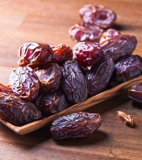 15 Amazing Benefits Of Dry Dates (Chuara) For Skin, Hair And Health Dates Photography, Brownie Photography, Plant Based Diet Benefits, Health Benefits Of Dates, Fresh Dates, Dried Dates, Most Nutritious Foods, Healthy Digestive System, Sugar Substitute