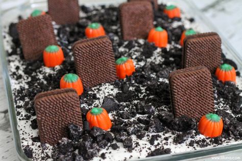 Graveyard Dirt Cake! Perfect dessert for Halloween! { lilluna.com } Delicious pudding, oreos, cookies, & candies!! Graveyard Dirt Cake, Halloween Dirt Cake, Halloween Dirt, Dirt Cake Recipe, Graveyard Cake, Oreos Cookies, Graveyard Dirt, Oreo Dirt Cake, Dirt Cake Recipes