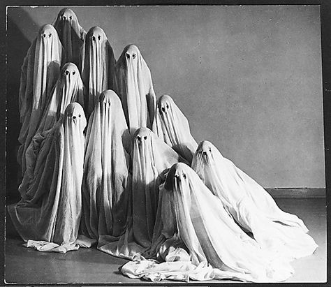 That could be a cool effect to have a bunch of ghosts huddling together.  Pretty simple to do. Creepy. Vintage Bizarre, Albert Renger Patzsch, Vintage Halloween Photos, Creepy Vintage, Halloween Vintage, Halloween Images, Halloween Photos, Creepy Halloween, White Photo