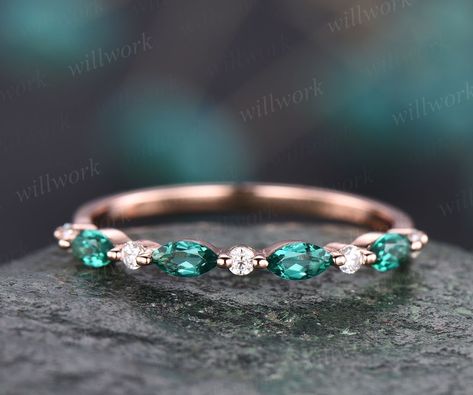 Emerald Band Ring, Band Diamond Ring, Wedding Rings Art, Emerald Wedding Band, Diamond Ring For Women, Smaragd Ring, Emerald Band, Stacked Wedding Rings, Unique Rings Vintage