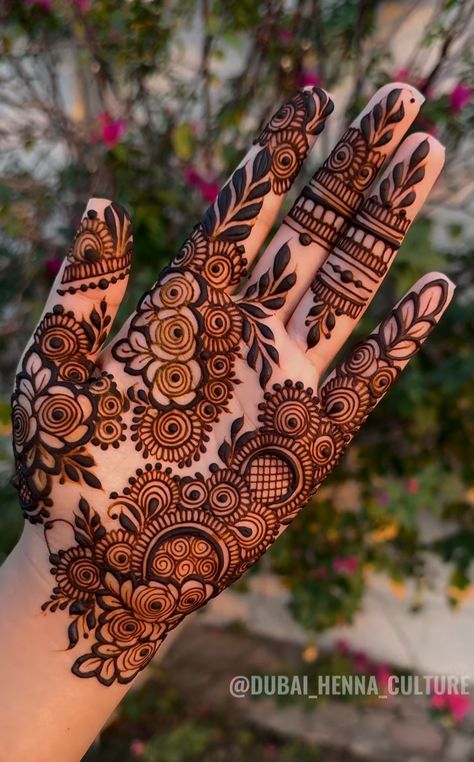 Right Hand Palm Mehndi Design, Henna Designs For Palm Simple, Mehandi For Palm, Henna Tattoo Designs Hand Palm, Aesthetic Palm Mehndi Design, Aesthetic Mehendi Designs For Hands, Palm Mehndi Design Modern, Modern Mehndi Designs Front Hand Palm, Mehndi Design On Palm