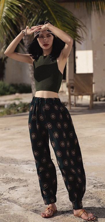 Here are 15 hippie outfits you NEED to copy! These trousers are so cool! #hippieoutfits #summerstyle #festivaloutfits Summer Hippie Outfits, Pakaian Hipster, Looks Hippie, Style Hippy, Moda Hippie, Look Boho Chic, Dope Clothes, Outfit Essentials, Mode Hippie