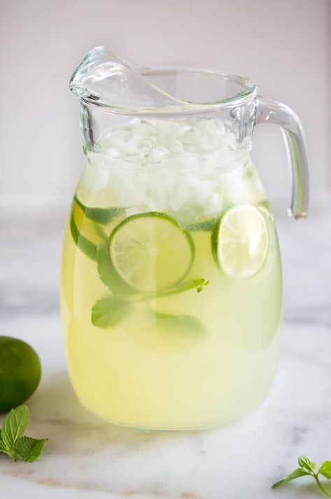 Sparkling Mint Limeade with fresh mint leaves and fresh lime.  A cool and refreshing sparkling beverage! Mint Limeade Recipe, Punch Bowl Drinks, Margarita Punch Recipe, Mint Limeade, Non Alcoholic Margarita, Margarita Punch, Limeade Recipe, Non Alcoholic Punch, Virgin Drinks