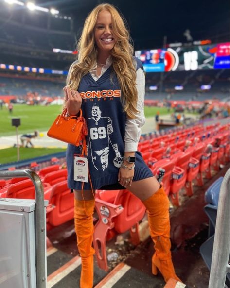 Nfl Draft Outfit Women, Ravens Football Game Outfit, Sec Gameday Outfits Football, Chicago Bears Outfit Woman, Nba Wife Outfit, Super Bowl Party Outfits For Women, Cold Nfl Game Outfit, Nfl Football Game Outfit, Fall Football Game Outfit