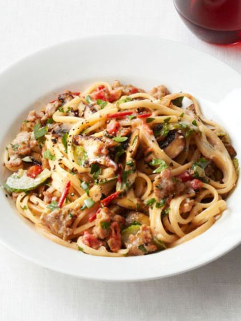 Linguine With Sausage and Mushrooms recipe from Food Network Kitchen via Food Network Creamy Steak Fettuccine, Steak Fettuccine, Creamy Steak, Fettuccine Recipes, Seared Salmon Recipes, Skirt Steak Recipes, Steak Pasta, Chimichurri Recipe, Pan Seared Salmon