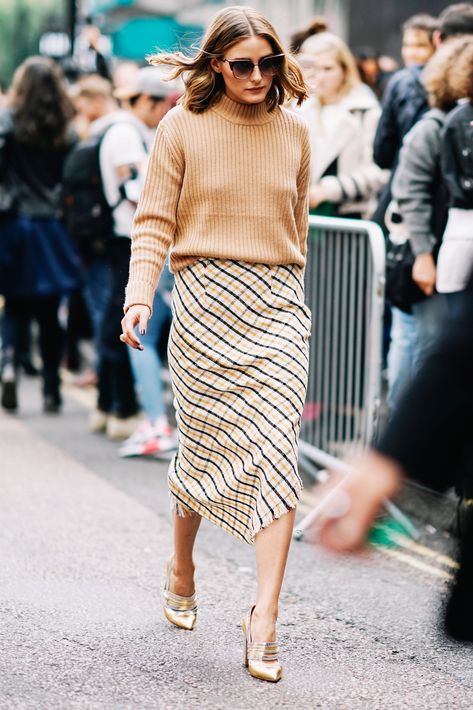 Recreate Olivia Palermo's Low-Key Looks | Who What Wear UK Street Style Skirt, Rok Midi, Estilo Olivia Palermo, Skirt Diy, Pencil Skirt Outfits, Olivia Palermo Style, London Fashion Weeks, Rock Outfit, Looks Street Style