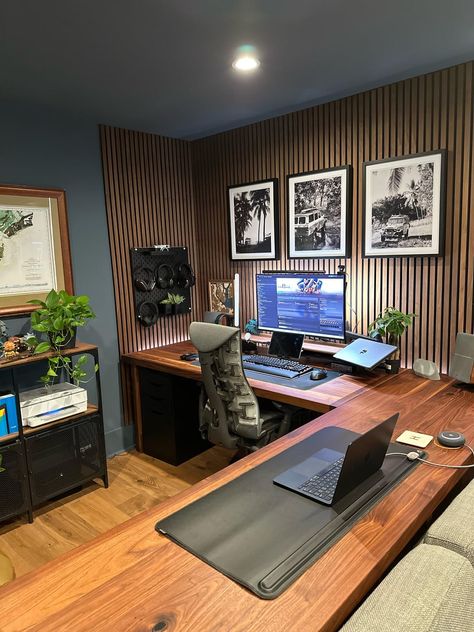 Mens Gaming Office Ideas, Mens Gaming Office, Home Pc Setup, Home Office Wood Slats, Masculine Gaming Setup, Work And Game Desk Setup, Large Home Office Desk, Cool Office Setup, Office Interior Design Diy