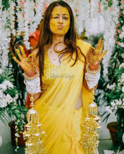 50+ Photo Ideas To Flaunt Your Kaleeras In The Most Beautiful Fashion | ShaadiSaga Haldi Poses For Bride, Haldi Ceremony Outfit, Indian Bride Photography Poses, Indian Wedding Poses, Indian Bridal Photos, Top Wedding Trends, Bridal Photography Poses, Bride Photography Poses, Bride Photoshoot