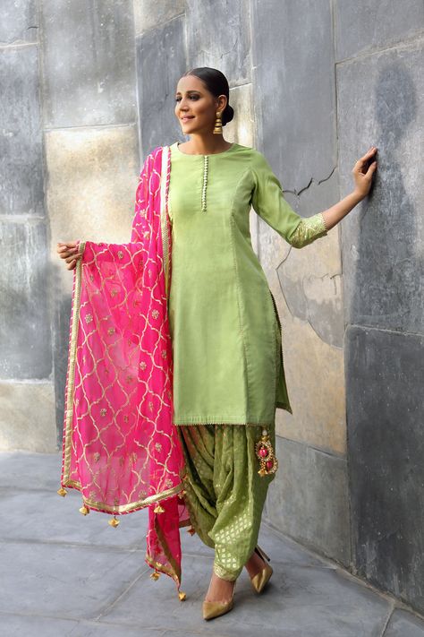 Light Green Patiala Suit with Hot Pink Dupatta Green Suit Combination Women, Green Dupatta Combination Suit, Suit Patiala, Meena Bazaar, Patiyala Dress, Patiala Suit Designs, Combination Dresses, Pink Dupatta, Suit Combinations