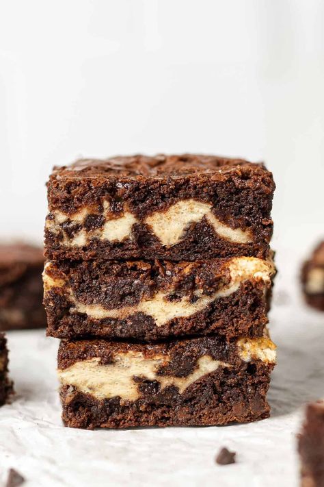 Make your brownies extra special by giving them a layer of cream cheese and adding chocolate chips. These brownies are over-the-top delicious! Cream Cheese Filled Brownies, Filled Brownies, Boxed Brownie Recipes, Brownie Mix Recipes, Cheesecake Bar, Cream Cheese Bars, Cheese Brownies, Cream Cheese Brownies, Brownie Desserts