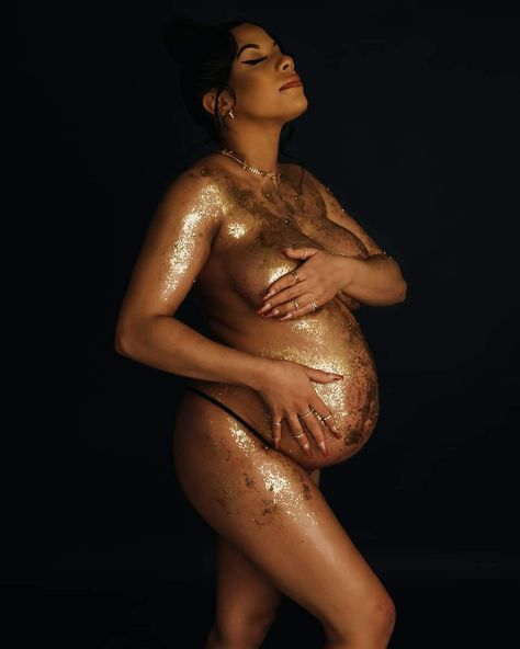 Gold Flakes Maternity Shoot, Glitter Belly Maternity Shoot, Gold Paint Maternity Shoot, Sparkle Maternity Shoot, Maternity Painting Belly Photo Shoot, Glitter Maternity Photoshoot, Gold Foil Maternity Photoshoot, Body Glitter Photoshoot, Body Glitter Maternity Shoot