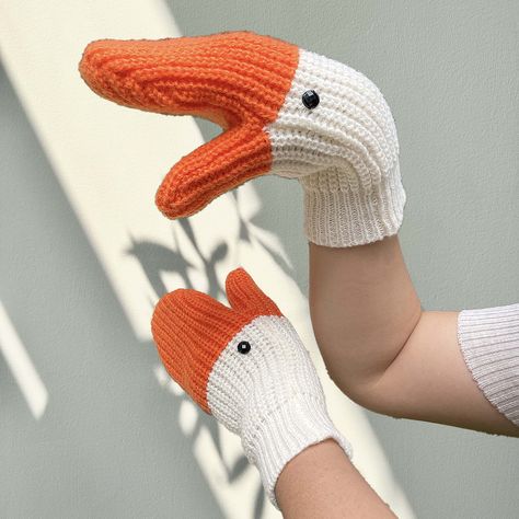 Crochet Finger Less Gloves Designs Ideas | Kingston Designs Fun Knitting Patterns, Crochet Practical Ideas, Christmas Crochet Clothes, Crochet For Mom, Knit Christmas Gifts, Best Crochet Gifts, Knitted Christmas Gifts, Fun Knitting Projects, Unique Crochet Projects