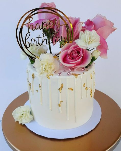 @EVERYDAY.SPRINKLES beautiful cake with white Chocolate drip, gold leaf and fresh roses 32th Birthday Cake, Birthday Cake With Flower Design, White Cake With Fresh Flowers, Drip Flower Cake, Fresh Flowers Birthday Cake, White Rose Cake Birthday, Fresh Rose Cake, 1 Kg Cake Designs For Birthday, Floral Cakes Birthday