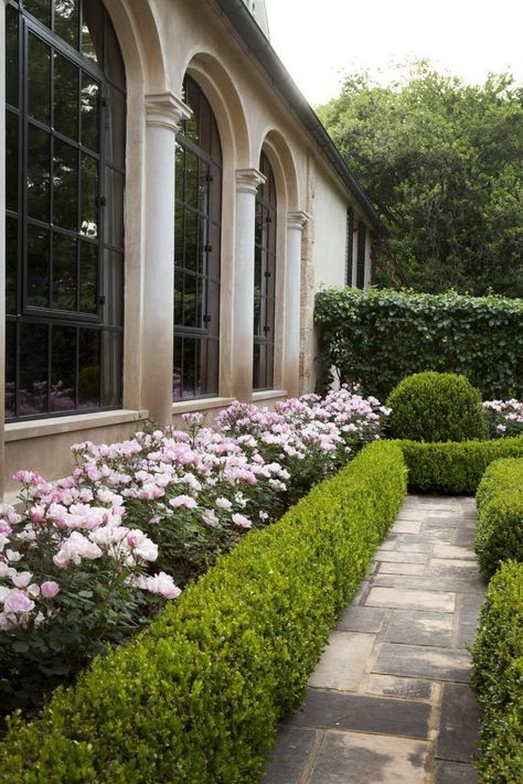 Spring Landscapes, Landscape Border, Boxwood Landscaping, Front Landscape, Boxwood Garden, Modern Front Yard, Outdoor Walkway, Estate Garden, Flowers Decoration