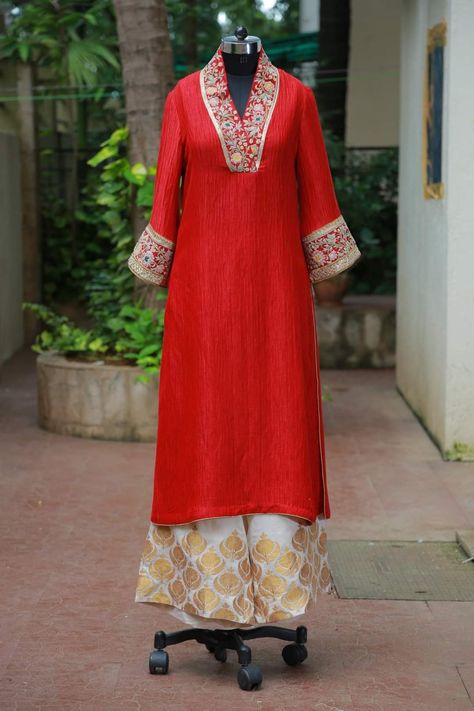 Gaji Silk Kurta Design, Banarasi Suit Designs Latest, Long Kurti Patterns, Indian Kurti Designs, Indian Women Fashion, Happy Dresses, Flair Dress, Latest Dress Design, Velvet Dress Designs