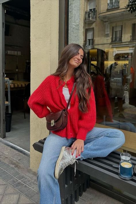 @andreacorrochanor is wearing Sézane Émile red cardigan and Claude chocolate crocodile leather crossbody bag. The blue denim trousers and sneakers are personal pieces. Knit Cardigan Outfit, Women Fall Fashion, 2024 Outfits, Uni Outfits, Red Cardigan, Cardigan Outfits, Trendy Fall, Red Outfit, Styling Ideas