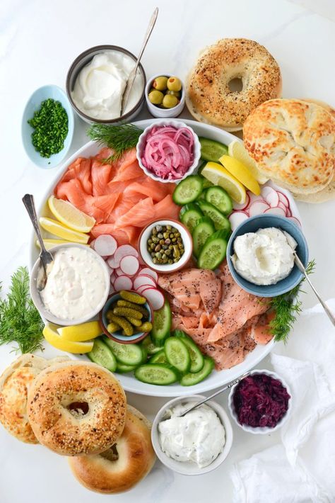 Bagel and Lox Brunch Spread Bagel Spread Brunch, Locs And Bagels, Bagel And Lox Board, Lunch Brunch Food, Bagel Platter Ideas, Lox Bagel Board, Bagels And Lox Platter, Swedish Brunch, Brunch Spread Table