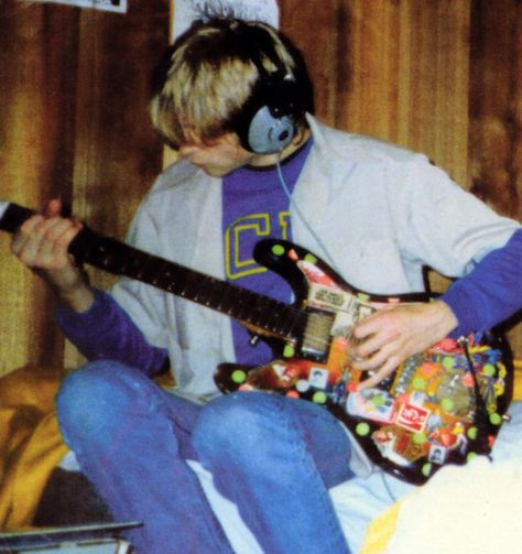 Kurt playing guitar...He was really young... Kurt Cobain Playing Guitar, Amen Break, Curco Vein, Kurt Cobain Photos, Nirvana Kurt Cobain, Nirvana Kurt, Dave Grohl, I'm With The Band, Movie Soundtracks