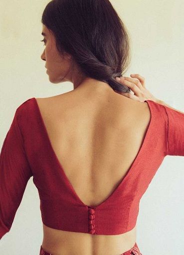 15 Modern V Shaped Blouse Neck Designs at Back and Front Modern Blouse Designs, Trending Blouse, Blouse Designs High Neck, Saree Blouse Styles, Blouse Designs Catalogue, Best Blouse Designs, Backless Blouse Designs, New Saree Blouse Designs, Fashionable Saree Blouse Designs