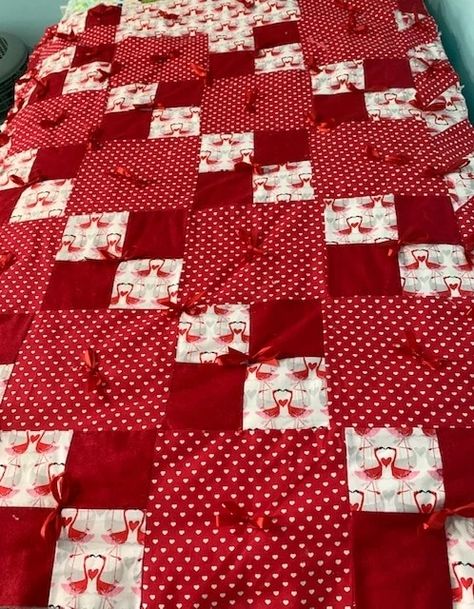 Tying Your Quilt to Finish It ⋆ PhoebeMoon Quilt Tutorials Quilters Knot, Moon Quilt, Tie Quilt, Beginner Sewing Projects Easy, What To Use, Small Sewing Projects, Quilt Designs, How To Finish A Quilt, Quilted Table Runners