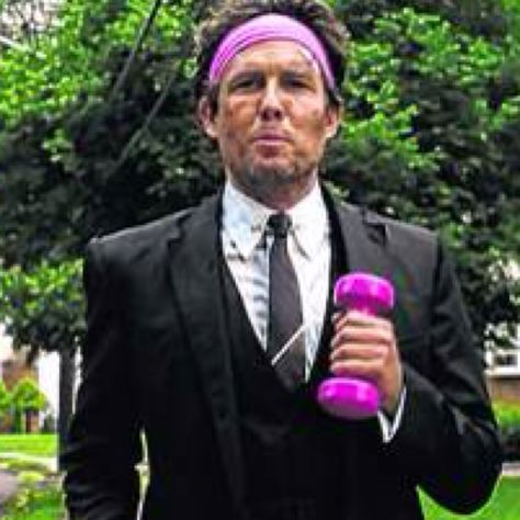 Dean Winters: mayhem.   I'm a hot babe out jogging..you're checking out my awesome headband. Love these commercials. Mayhem Allstate, Mayhem Costume, Adult Costume Ideas, John Pinette, Dean Winters, Great Costume Ideas, Clever Costumes, Clever Halloween, Clever Halloween Costumes