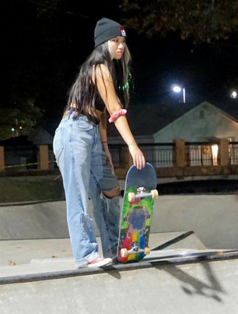 Female Skater Aesthetic, Skate Fashion Women, 2010 Skater Aesthetic, Scate Bords Outfit, Skateboarding Outfits Girl Style, Skater Fits Girl, Skate Outfits Women, Girl Skateboarding Aesthetic, Skate Girl Style