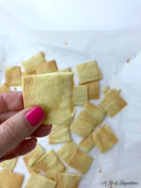 Almond Crackers (SCD, Paleo, Keto, Gluten-Free, and Grain-Free) are salty. crispy, and SO easy to make. The recipe calls for just 4 ingredients  and takes only 15 minutes to make. This hea;thy snack is SCD, Paleo, Keto, and low carb. It's gluten free, grain free, dairy free, and soy free. Almond Flour Crackers Recipe, Optavia Plan, Almond Crackers, Almond Flour Crackers, Low Carb Crackers, Scd Recipes, Crackers Recipe, Specific Carbohydrate Diet, Homemade Crackers