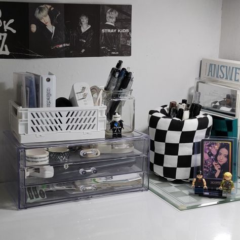 desk aesthetic desk organizer blackpink white enhypen album dilemma enhypen answer blackpink jisoo photocard display Photocard Organizer, Blackpink Jisoo Photocard, Dilemma Enhypen, Aesthetic Desk Organizer, Photocard Display, Jisoo Photocard, Album Organizer, New Room Aesthetic, Kpop Room Ideas