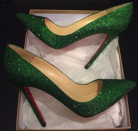 Christian Louboutin Cute Shoes Heels, Louboutin Heels, Fancy Shoes, Girly Shoes, Kinds Of Shoes, Fabulous Shoes, Green Shoes, If The Shoe Fits, Shoe Closet