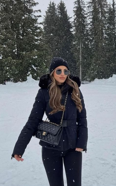 Party Winter Outfits, Snow Outfit Ideas, Minimalist Winter Outfit, Snow Outfits For Women, Winter Vacation Outfits, Snow Outfits, Michael Kors Jacket, Winter Outfits Snow, Winter Outfits For Women