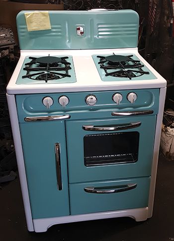 Antique Kitchen Appliances, Old Fashioned Refrigerator, Retro Stoves Vintage Appliances, Vintage Gas Stove, Frig Wrap, Cabin Appliances, 1940 Kitchen, Antique Appliances, Antique Kitchen Stoves