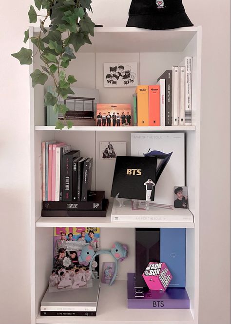 Aesthetic Kpop Album Shelf, K Pop Shelf Aesthetic, Kpop Album Storage Ideas, Kpop Shelf Organization, Bts Album Shelf, Album Shelf Ideas, Kpop Album Organization, Small Kpop Shelf, K Pop Album Shelf