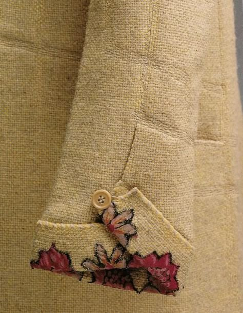 Manset Lengan, Detail Couture, Kurti Sleeves Design, Gabrielle Chanel, Sleeves Designs For Dresses, 자수 디자인, Couture Details, A Jacket, Cuff Detail