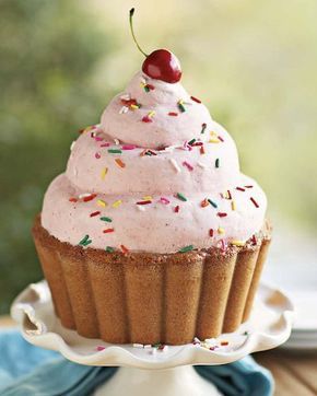 Cupcakes are so cool even CAKES want to be like them. Cupcakes Bonitos, Giant Cupcake Cakes, Big Cupcake, Ice Cream Cupcakes, Giant Cupcakes, Cupcake Pan, Classic Cake, Cute Cupcakes, Cupcake Cake