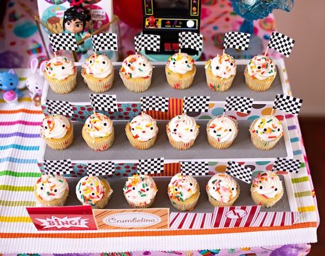 Wreck It Ralph Party Ideas, Vanellope Von Schweetz Birthday Party, Sugar Rush Wreck It Ralph, Wreck It Ralph Birthday Party, Wreck It Ralph Party, Birthday Cake Candy, Ralph Vanellope, Food Signage, Lollipop Decorations