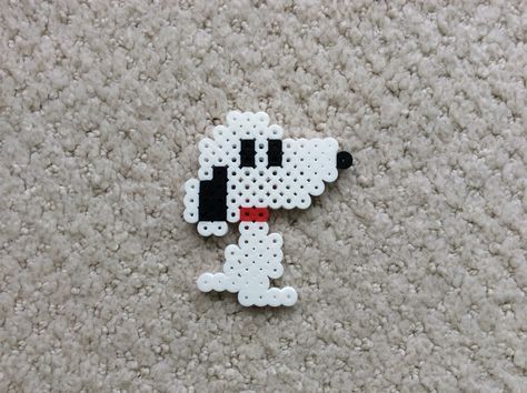 Perler beads snoopy Diamond Art Patterns Free, Snoopy Perler Beads, Beaded Snoopy, Hamma Beads, Beads Design, Hama Beads Design, Melty Beads, 8 Bits, Iron Beads