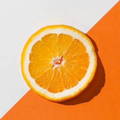 Top view delicious orange slice Free Pho... | Free Photo #Freepik #freephoto #food Orange Photography Fruit, Orange Slice Photography, Top View Photography, Orange Photoshoot, Fruit Photoshoot, Roku Gin, Smoothie Jar, Healthy Fruit Snacks, Orange Photography